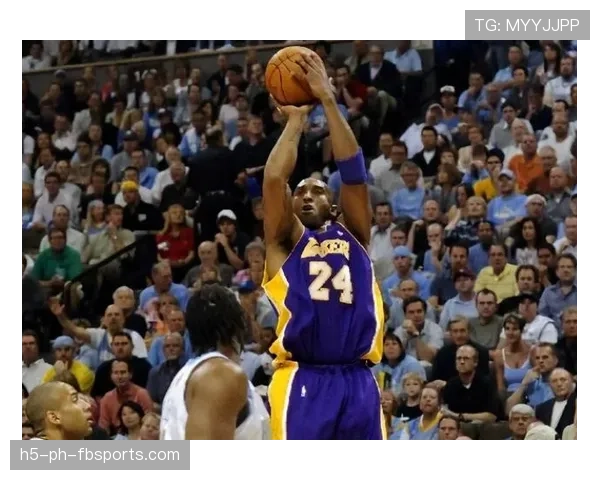 科比利用单打和中距离投篮拉开空间，关键时刻得分能力显著优于队友