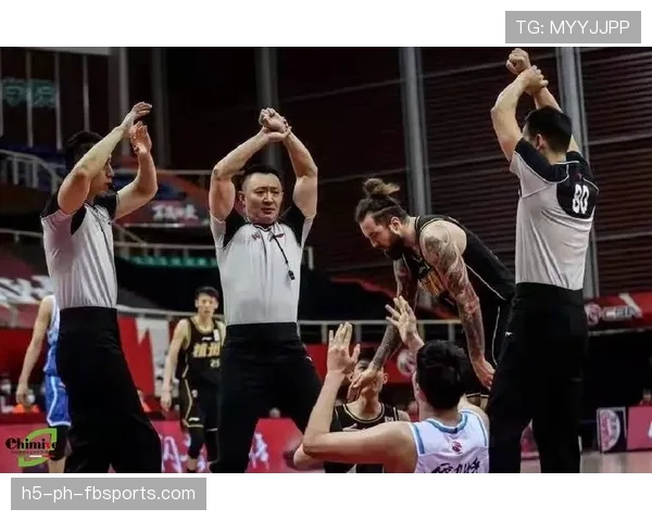 裁判协商判罚流程是什么规则?解析NBA与FIBA的差异 裁判协商判罚流程是什么规则?解析NBA与FIBA的差异